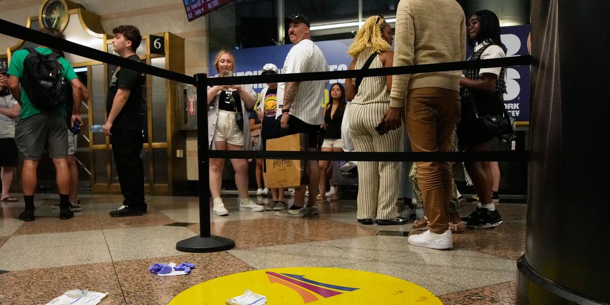 5 people hurt in stabbings at New York’s Penn Station with a suspect in ...
