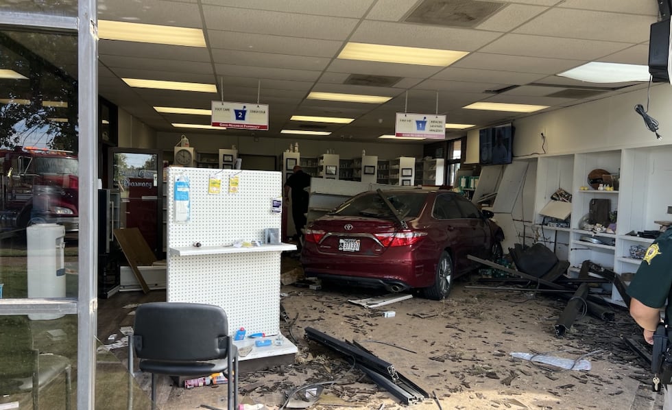 Car crashes into Walnut Ridge pharmacy